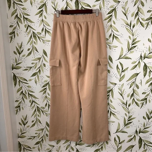Old Navy Women's Dynamic Fleece High Waist Wide Leg Cargo Sweatpants. Medium. - Picture 3 of 7